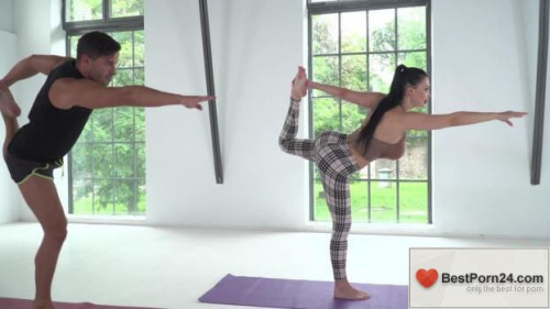 Aletta Ocean Live – Hot Yoga With Aletta